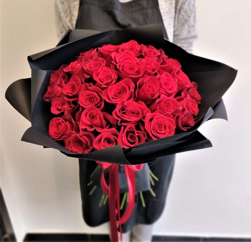 Красные розы в упаковке 31 шт.